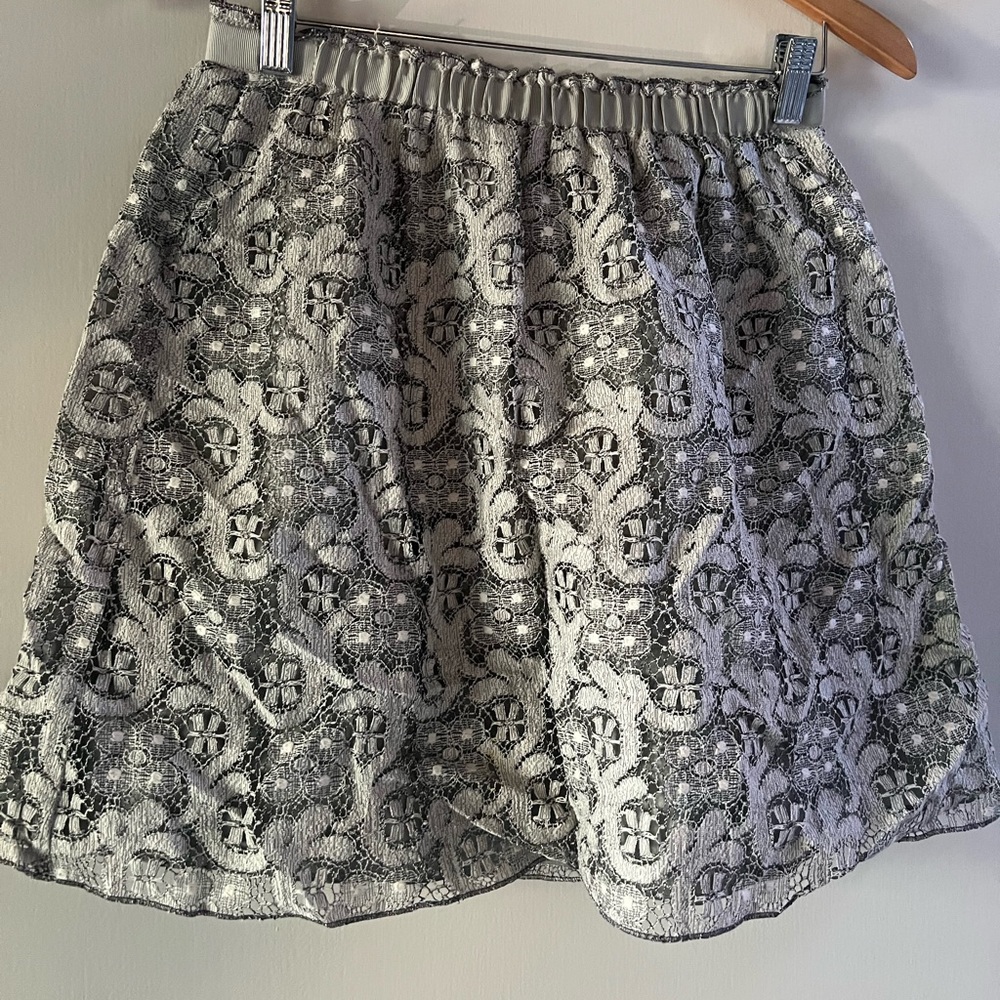 J CREW size 8 grey lace mini skirt, elastic pull on waist. Excellent condition.